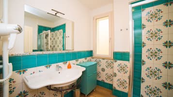 Dusche, Haartrockner, Bidet, HandtĂŒcher
