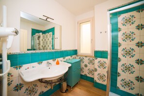 Douche, sèche-cheveux, bidet, serviettes fournies
