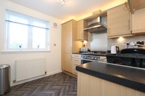 Fridge, microwave, oven, stovetop - Modern ground floor 2 bedroom apartment, 76MB WiFi and Sky Cinema/Sports (Fife)