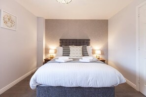 2 bedrooms, iron/ironing board, WiFi, bed sheets - Modern ground floor 2 bedroom apartment, 76MB WiFi and Sky Cinema/Sports (Fife)