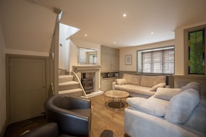 TV - LUDLOW – Linnet House: Townhouse with Parking, Central Location, Sleeps 8 (Ludlow)