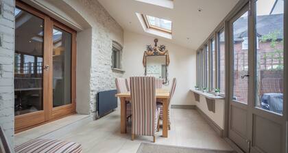 LUDLOW – Linnet House: Townhouse with Parking, Central Location, Sleeps 8