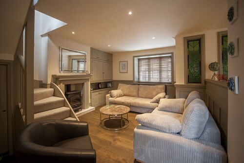 LUDLOW – Linnet House: Townhouse with Parking, Central Location, Sleeps 8