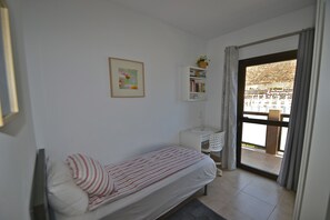 2 makuuhuonetta, silitysrauta/-lauta, ilmainen Wi-Fi, vuodevaatteet