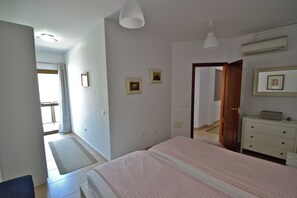 2 عدّة غرف نوم ومكواة/لوح كي وواي فاي مجانًا وملاءات أسرّة