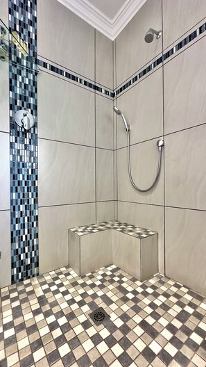 Douche, sèche-cheveux, serviettes fournies, savon