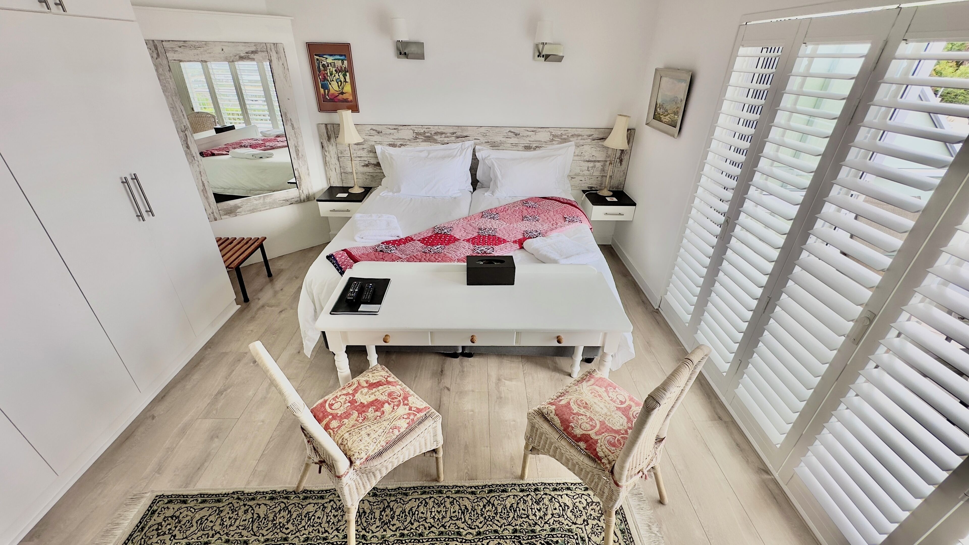 6 bedrooms, in-room safe, desk, iron/ironing board