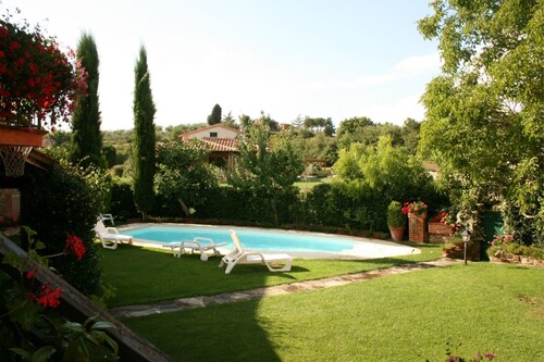 Schönes alleinstehendes Ferienhaus für 12 Gäste mit  W-LAN, privatem Pool und TV