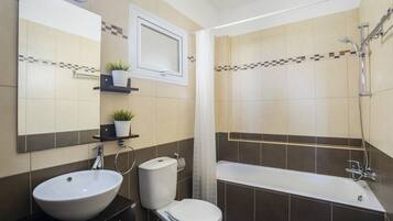 Baignoire, sĂšche-cheveux, serviettes fournies