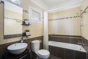 Badewanne, Haartrockner, Handtücher