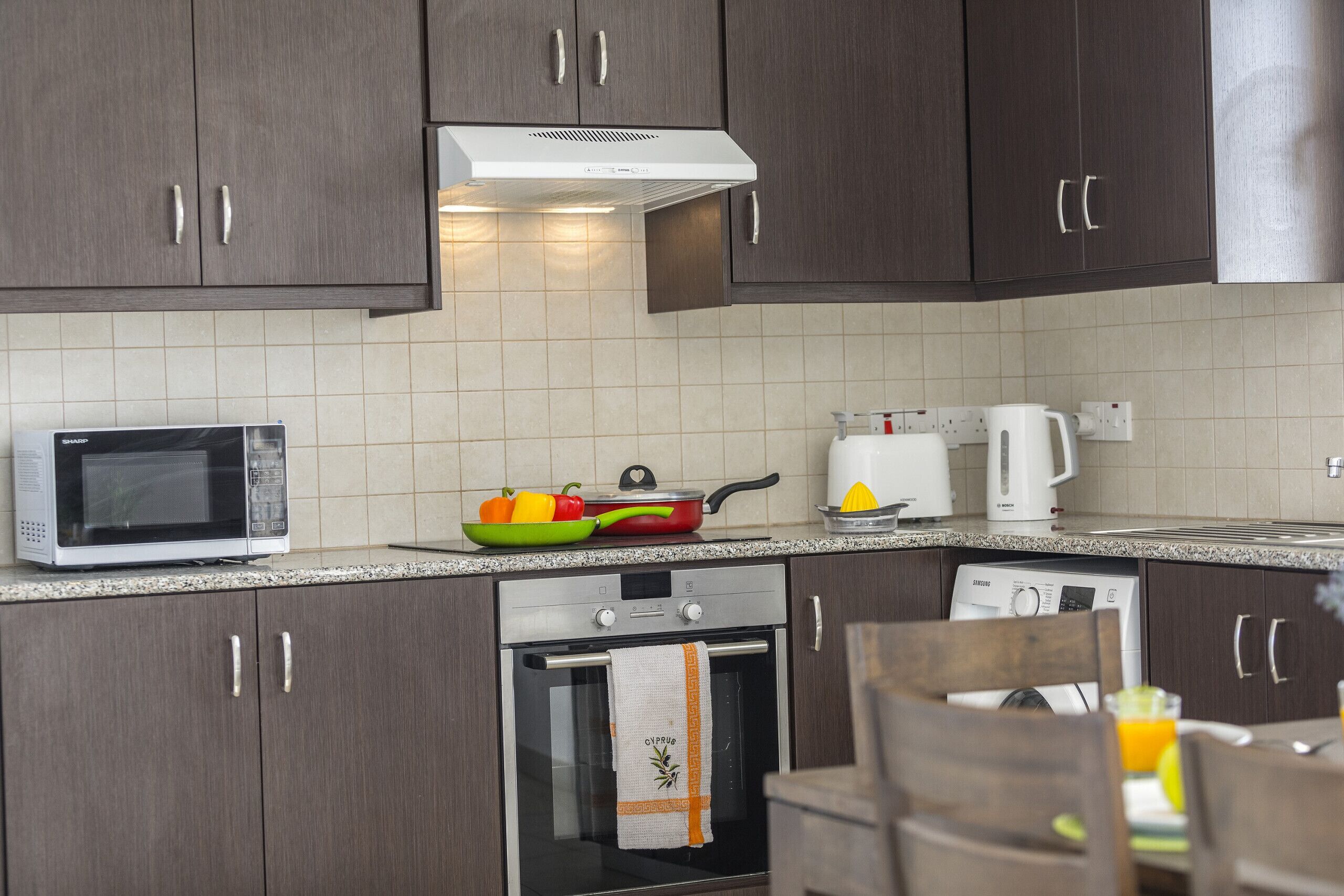 Refrigerador, microondas, horno y cafetera y tetera 