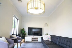 TV - Massive 9BRM Rental House for big group in Melbourne (Williams Landing)
