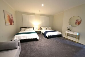 8 slaapkamers, een strijkplank/strijkijzer, wifi, beddengoed