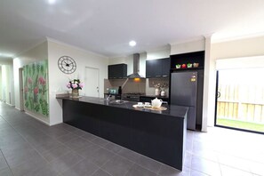 冰箱、微波炉、烤箱、炉灶