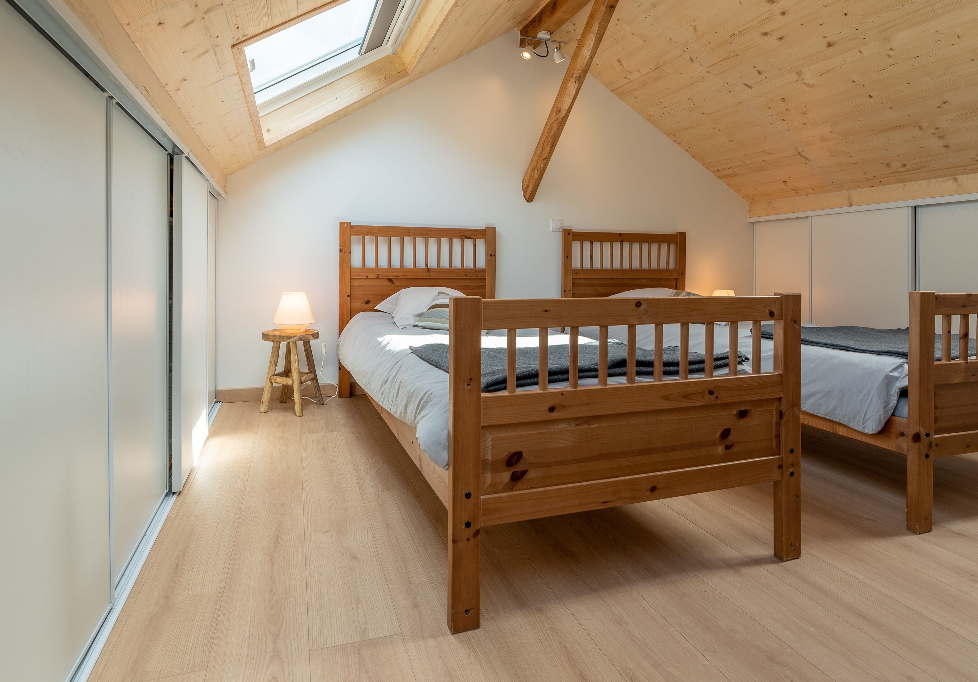 2 dormitorios, caja fuerte, escritorio y tabla de planchar con plancha