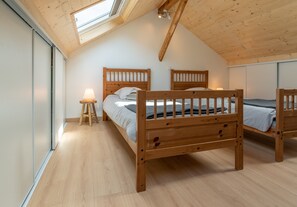2 Schlafzimmer, Zimmersafe, Schreibtisch, Bügeleisen/Bügelbrett