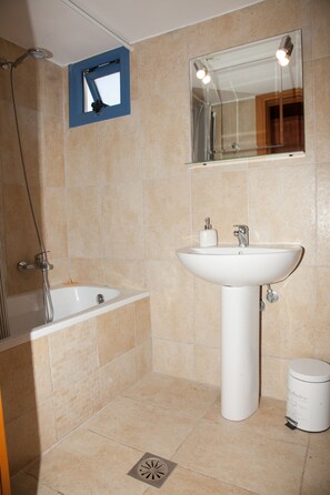 Combined shower/bathtub, hair dryer, towels, soap