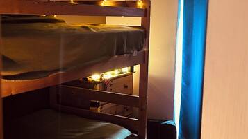 2 bedrooms, iron/ironing board, WiFi