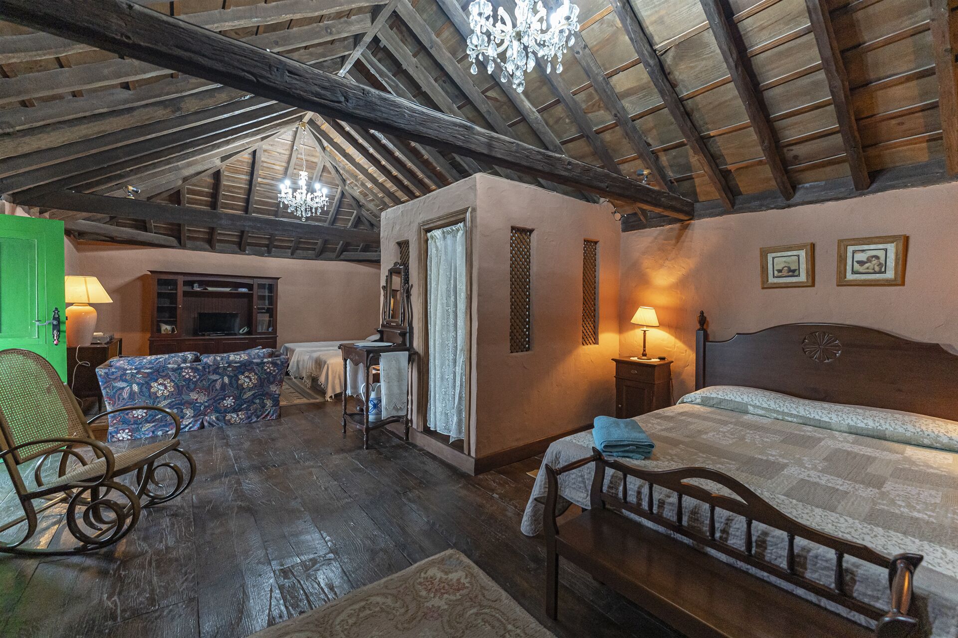 3 slaapkamers, een strijkplank/strijkijzer, internet, beddengoed