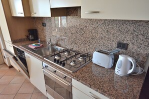 Refrigerador, lavavajillas, cafetera y tetera y tetera eléctrica 