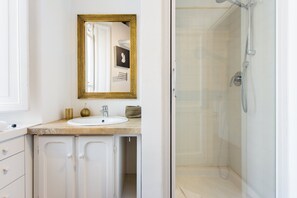 Shower, hair dryer, towels, soap - AndreaSuite Trastevere (Roma)