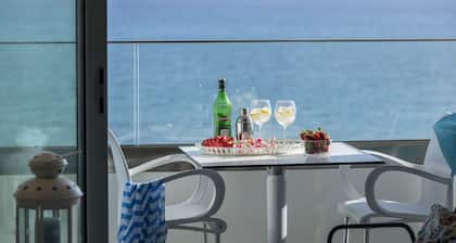 Mackenzie Zoe Seafront Suite