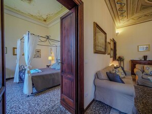 Bedroom from the doorway - Villa Montale Historical Apartment I Limoni (Monterosso al Mare)