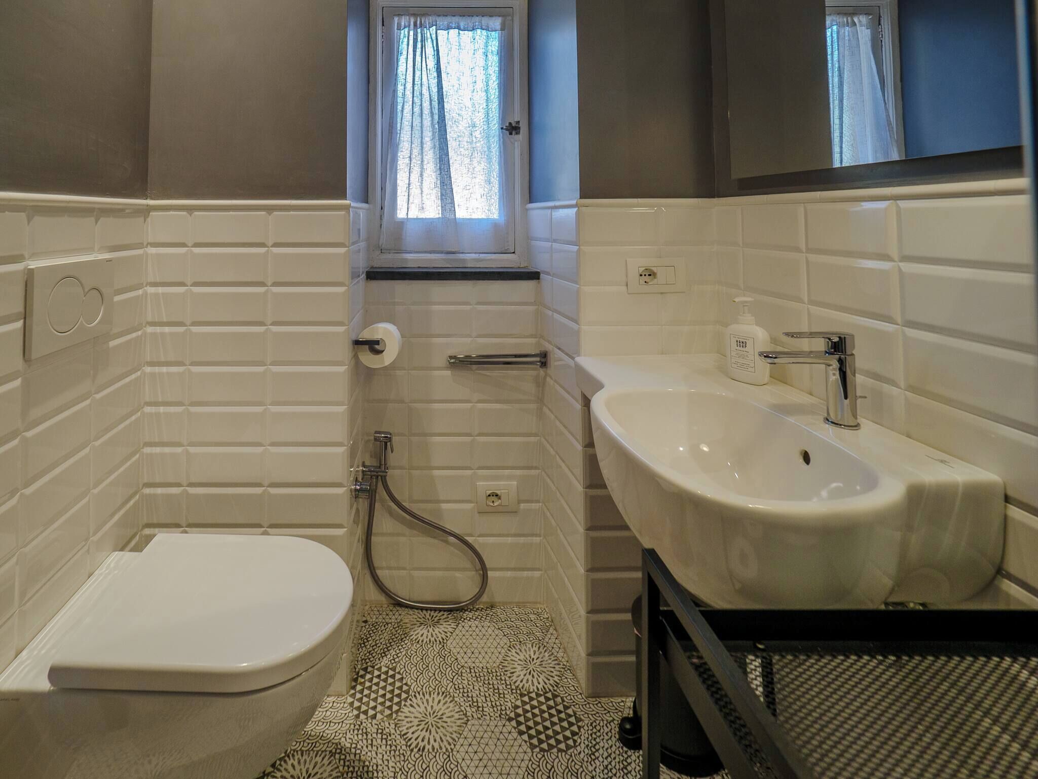 Duschwanne, umweltfreundliche Kosmetikartikel, Haartrockner, Bidet