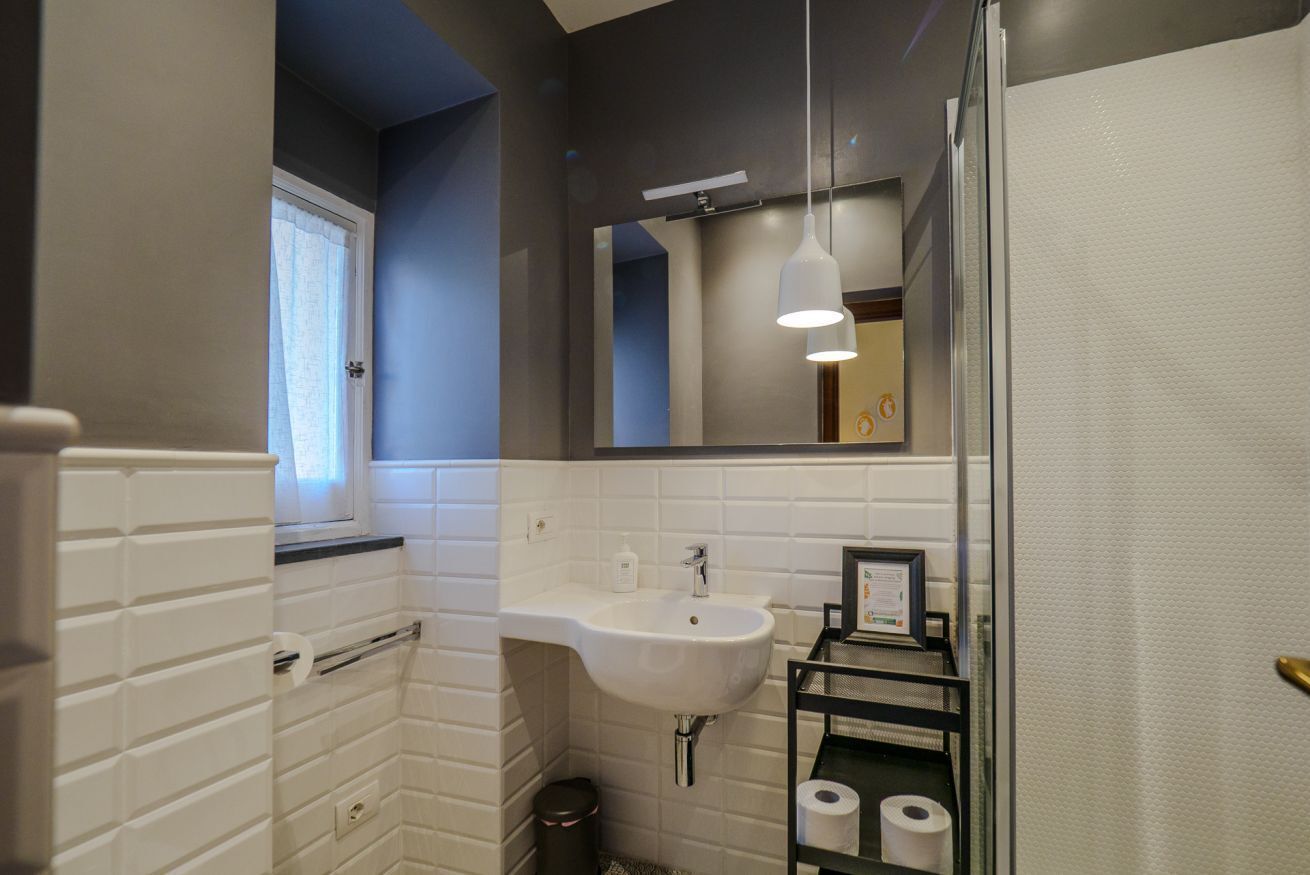 Duschwanne, umweltfreundliche Kosmetikartikel, Haartrockner, Bidet