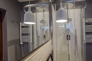 Kombination af bruser/badekar, miljøvenlige toiletartikler, hårtørrer