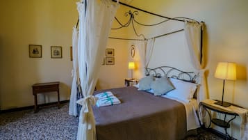 5 habitaciones, tabla de planchar con plancha y cuna de viaje