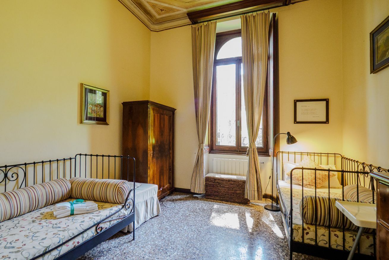 5 habitaciones, tabla de planchar con plancha y cuna de viaje 