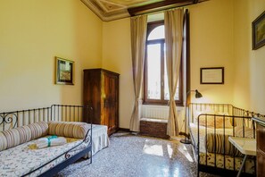 5 camere, ferro/asse da stiro, culla da viaggio, Wi-Fi gratuito