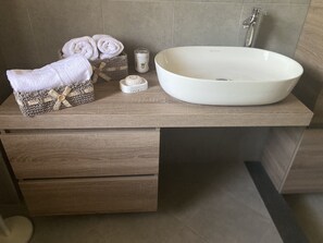 Dusche, Haartrockner, Bidet, HandtĂŒcher