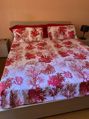 2 Schlafzimmer, BĂŒgeleisen/BĂŒgelbrett, WLAN, BettwĂ€sche