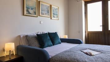 2 bedrooms, desk, iron/ironing board, WiFi