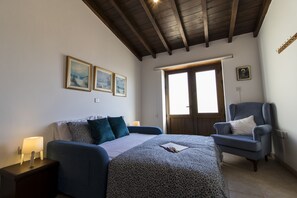 2 bedrooms, desk, iron/ironing board, WiFi