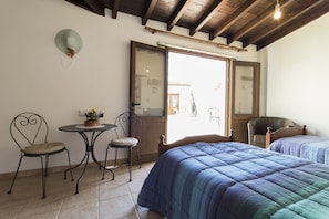 2 bedrooms, desk, iron/ironing board, WiFi - SAMAREITIDOS LIGHT COTTAGE - BLUE (Anafotia)
