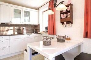 Kühlschrank, Mikrowelle, Herdplatte, Geschirrspüler