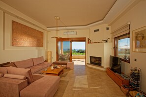 Smart TV, fireplace, DVD player, ping pong