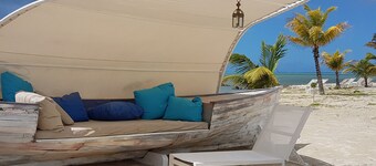 Azuri Apartment with beach,pool, gym, restaurant,boat,Spa,garden in the North 