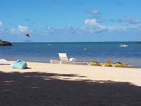 Sur la plage, chaise longue, serviettes de plage