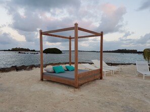 On the beach, sun loungers, beach towels - Azuri Apartment with beach,pool, gym, restaurant,boat,Spa,garden in the North (Haute Rive Roches Noires)