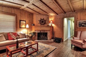 Smart TV, chimenea y oficina 