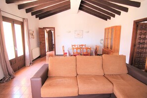 Una televisión, una chimenea