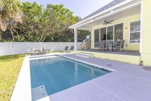A heated pool - New Home  ~ Heated Pool ~ Professionally Decorated ~ Steps to the Beach!!! (Vilano)