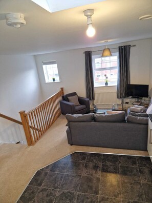 TV - HEREFORD – Robin Coach House: Modern 2-Bed with Parking on City Outskirts (Hereford)