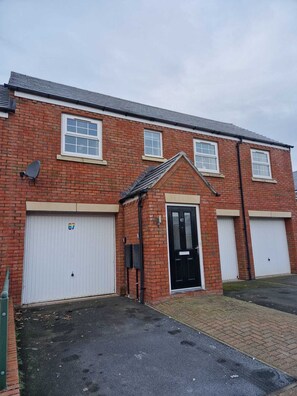 Exterior - HEREFORD – Robin Coach House: Modern 2-Bed with Parking on City Outskirts (Hereford)