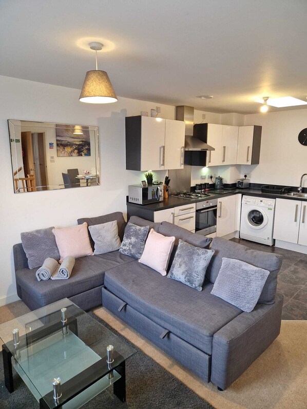 TV - HEREFORD – Robin Coach House: Modern 2-Bed with Parking on City Outskirts (Hereford)