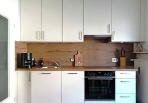 Jääkaappi, uuni, liesi, astianpesukone